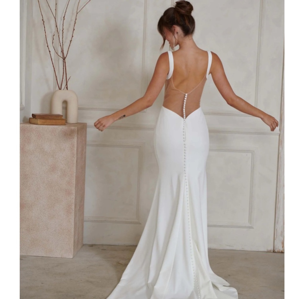 Chic Ivory Bridal Gown with Button Detail